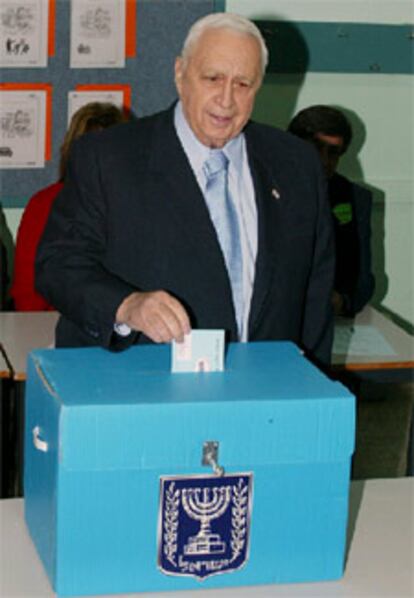 El primer ministro israelí, Ariel Sharon, vota esta mañana en un colegio de Jerusalén.