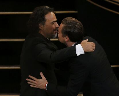 Abraçada entre Leonardo DiCaprio i Alejandro González Iñarritu després de rebre el premi al millor director per 'El renacido'.