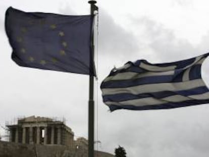 La bandera griega (d) junto a la de la Unión Europea frente al templo del Partenón de la Acrópolis de Atenas. EFE/Archivo