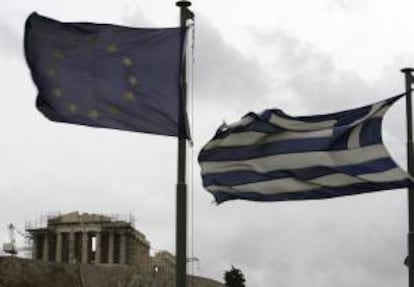 La bandera griega (d) junto a la de la Unión Europea frente al templo del Partenón de la Acrópolis de Atenas. EFE/Archivo