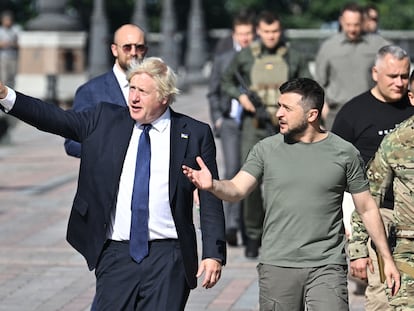 El presidente ucranio, Volodímir Zelenski, este miércoles con el primer ministro británico, Boris Johnson, en Kiev.