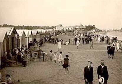 Imagen de la playa de La Puntilla en los años cuarenta.