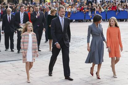 Don Felipe y doña Letizia, con la Princesa de Asturias y la infanta Sofía a su llegada a Oviedo. Leonor ha caminado en todo momento a la derecha de su padre, siguiendo el protocolo.