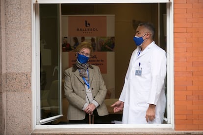 Asunción Ojeda, de 89 años, tras vacunarse este domingo en la residencia Ballesol Parque Almansa (Madrid), con Antonio Contreras, médico del centro.