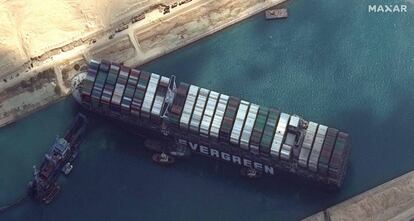 Imagen de satlétite en la que se observan los remolcadores intentando reflotar el megabuque Ever Given, que bloquea desde hace días el Canal de Suez.
