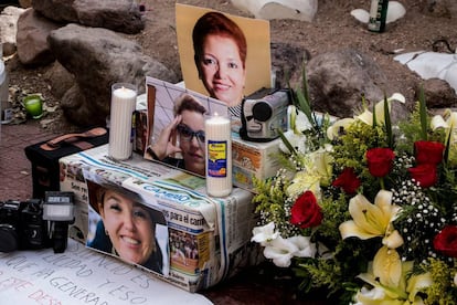 Una ofrenda a Miroslava Breach durante una acción de periodistas exigiendo justicia.