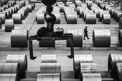Un trabajador camina entre bobinas de acero en una fábrica en Changshou (China), en 2020.