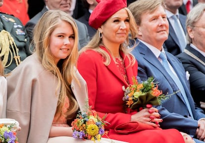 La futura heredera al trono, Amalia de Holanda, junto a sus padres, Máxima y Guillermo de Holanda, el pasado abril.