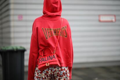 La 'influencer' Palina Kozyrava con sudadera de Vetements, vestido de Zara y bolso de Balenciaga, el pasado noviembre.