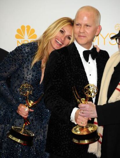 Julia Roberts y Julia Roberts, Ryan Murphy, con su premio Emmy, en 2014.