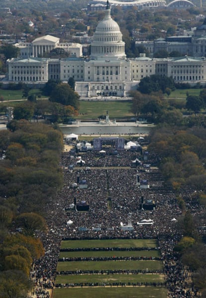 Vista general del National Mall de Washington, con el Capitolio al fondo, donde decenas de miles de personas han secundado la <i>Concentración para recuperar la cordura</i>, una convocatoria para reclamar, a tres días de las elecciones de mitad de mandato, que se escuchen las voces de los moderados y no sólo las de quienes más gritan.