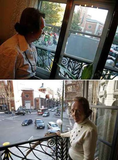 Arriba, Mercedes Larrea en noviembre, cuando un <i>chirimbolo</i> le tapaba las vistas de la calle del Marqués de Urquijo. Debajo, una imagen de la mujer tomada ayer, ya sin <i>pantallazo</i>.
/ álvaro garcía