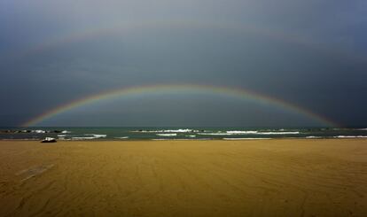 Un doble arco iris se extiende sobre el mar en Roseto degli Abruzzi, Italia.