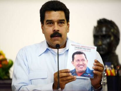 Maduro exhibe este lunes una foto de Chávez.