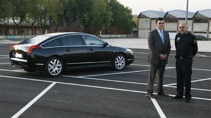 El alcalde de Leganés, Rafael Gómez Montoya, junto al coche comprado por el Ayuntamiento.