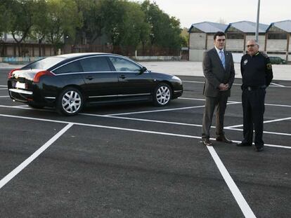 El alcalde de Leganés, Rafael Gómez Montoya, junto al coche comprado por el Ayuntamiento.