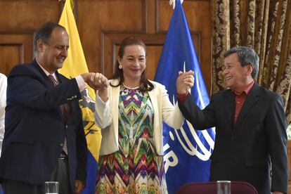 La ministra de Exteriores de Ecuador, María Fernanda Espinoza, da la mano a los negociadores del Gobierno, Juan Camilo Restrepo (izquierda), y del ELN, Pablo Beltrán, en Quito el 4 de septiembre.