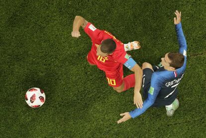 Eden Hazard cae al suelo tras una entrada de Antoine Griezmann.
