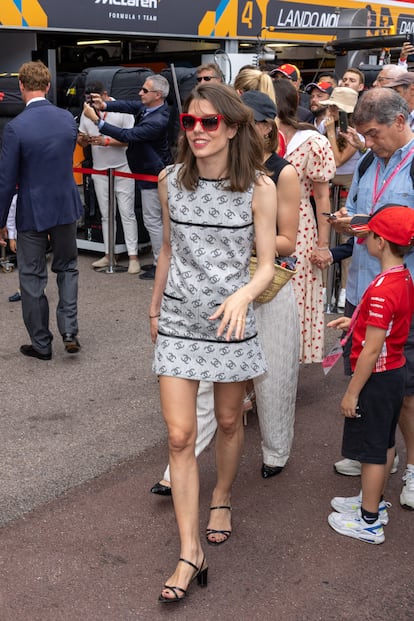 Con el logo de la doble C. De nuevo Chanel para una 'pit stop' en el Gran Premio de Montecarlo: un minivestido de Chanel que combinó con unas gafas de sol con montura roja y sandalias de tacón bajo. Estamos a finales de mayo de 2022.