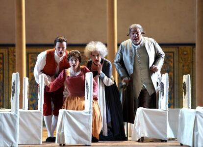 Andreas Wolf (Figaro), Sylvia Schwartz (Susana), Helene Schneiderman (Marcellina) y Christophoros Stamboglis (Doctor Bartolo) en un ensayo de 'Le nozze di Figaro'.