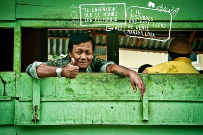 "La mayor cura de humildad que te da viajar es darte cuenta de lo mucho que te regalan los desconocidos a diario a cambio, solamente, de una sonrisa". Bukittinggi, Indonesia.