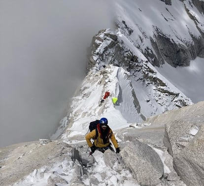 Uno de los integrantes de un equipo de alpinismo de Nueva Zelanda progresa en la arista oeste del Changabang.