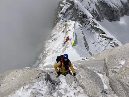 Uno de los integrantes de un equipo de alpinismo de Nueva Zelanda progresa en la arista oeste del Changabang.