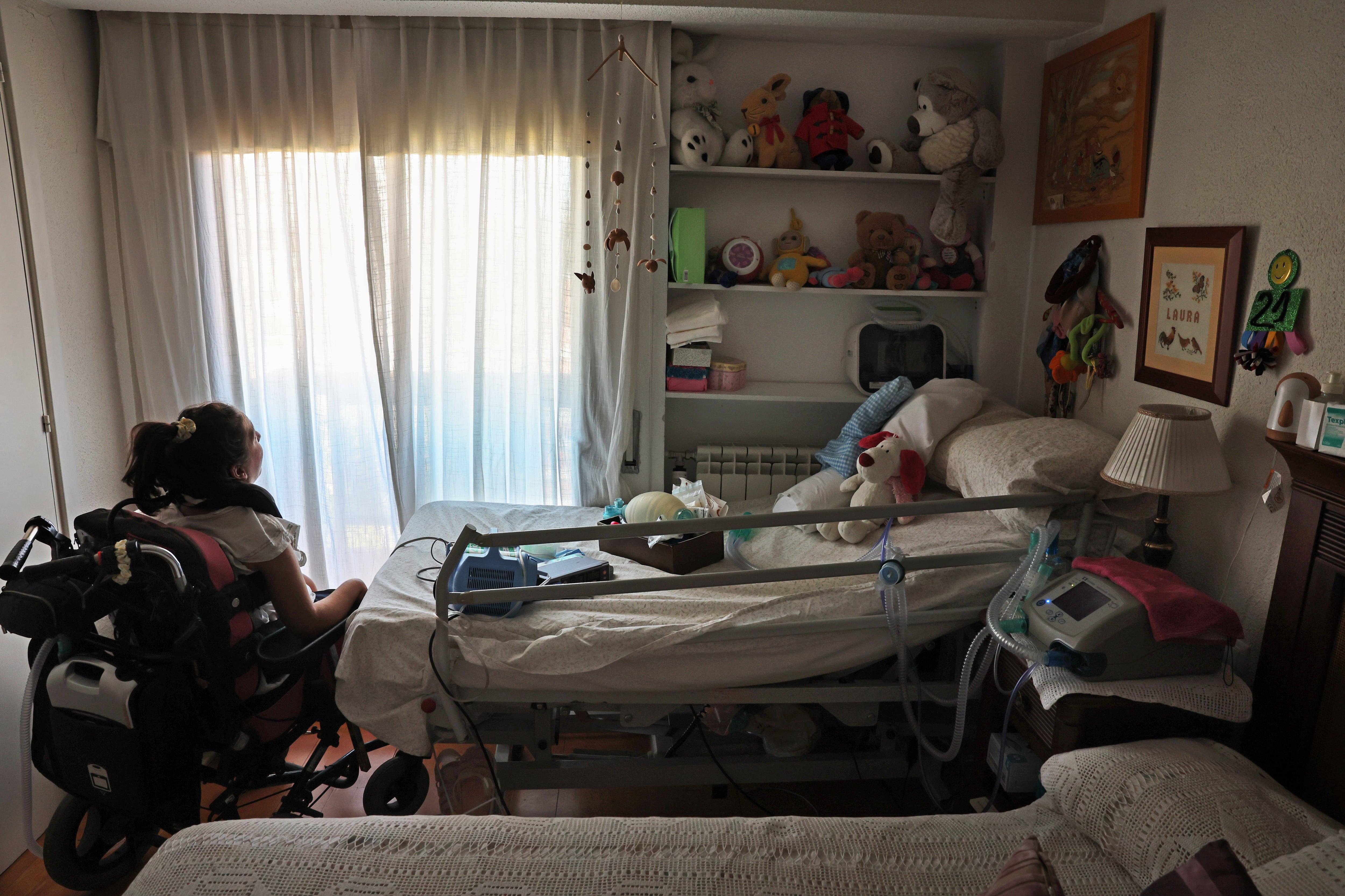 La hija de Marta, junto a su cama, en la habitación que comparte con sus padres en su casa, en Madrid.