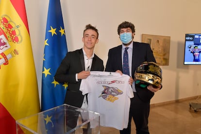 El presidente de la región Murcia, Fernando López Miras, junto al reciente campeón del mundo de Moto3, Pedro Acosta.