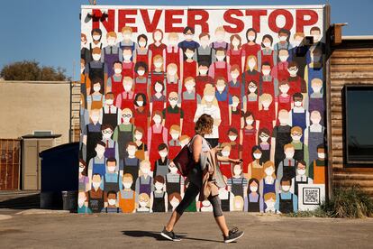 Mural que recuerda la necesidad de llevar mascarilla en Los Ángeles.