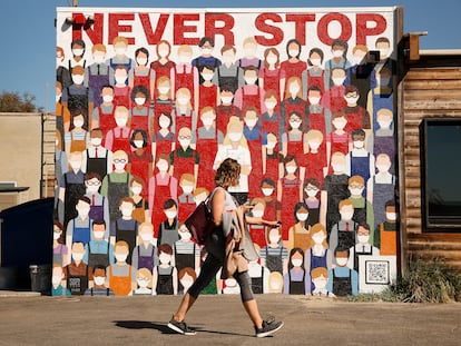 Mural que recuerda la necesidad de llevar mascarilla en Los Ángeles.