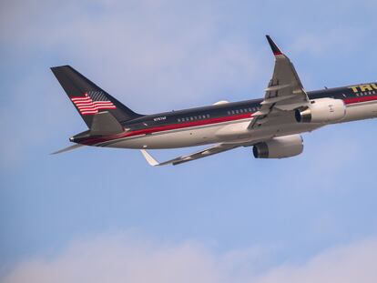 El avión de Donald Trump despegando desde Nueva York en 2023.