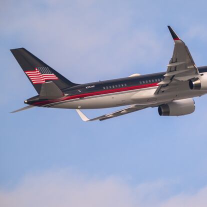 El avión de Donald Trump despegando desde Nueva York en 2023.
