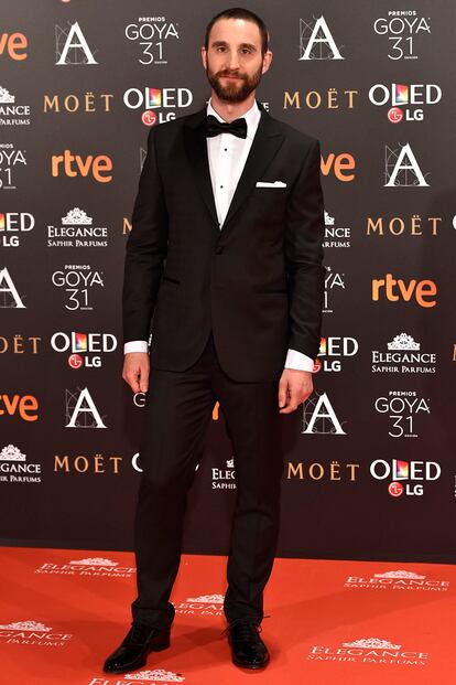 Dani Rovira, conductor de la gala, ha apostado por un esmoquin de Pedro del Hierro, de la colección Red Carpet, diseñado en exclusiva para la ocasión. El fajín, la pajarita y los zapatos también son de la firma.