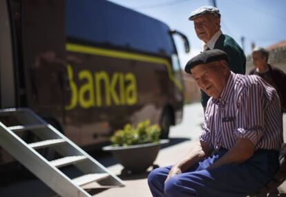 Residentes de Maderuelo (Segovia) junto a una oficina móvil de Bankia