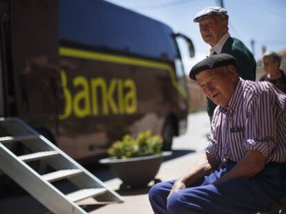 Residentes de Maderuelo (Segovia) junto a una oficina móvil de Bankia