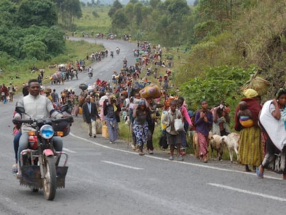 Familias huyen del conflicto en el noreste de la República Democrática del Congo el pasado mes de junio.