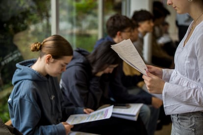 Media docena de alumnos repasaban sus apuntes antes de rendir la selectividad en Santiago de Compostela.