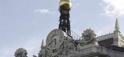 Reloj en la fachada de la sede del Banco de España, en la Plaza de Cibeles en Madrid.