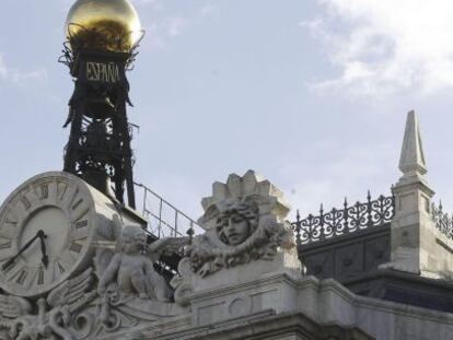 Reloj en la fachada de la sede del Banco de Espa&ntilde;a, en la Plaza de Cibeles en Madrid. 