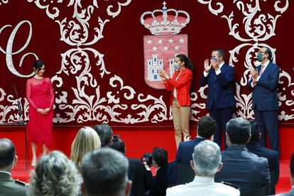 Isabel Diaz Ayuso es aplaudida tras tomar posesión del cargo de presidenta.