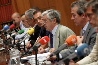 Los rostros más representativos de la radio deportiva española, durante una conferencia de prensa conjunta hoy en Madrid contra el canon de la Liga de Fútbol Profesional