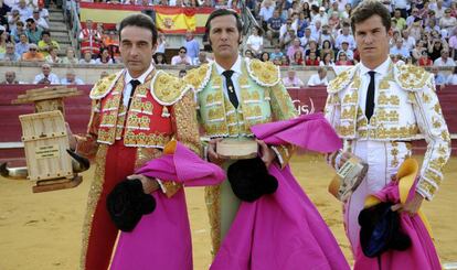 Enrique Ponce, David Mora y Daniel Luque (de izquierda a derecha) posan con regalos para la familia de Víctor Barrio, ayer en Cantalejo (Segovia).
