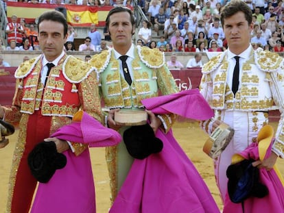 Enrique Ponce, David Mora y Daniel Luque (de izquierda a derecha) posan con regalos para la familia de V&iacute;ctor Barrio, ayer en Cantalejo (Segovia).