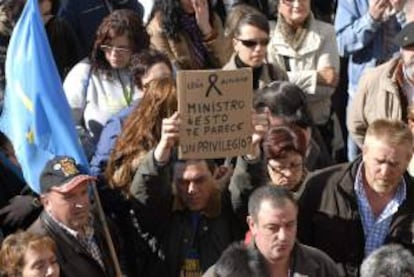 Cientos de vecinos se concentran en Pola de Gordón (León) donde hoy se vive la primera de las tres jornadas de luto por los seis mineros fallecidos ayer en un accidente en el Pozo Emilio del Valle en Llombrera de Gordón (León),  en el que además otros cinco resultaron heridos.