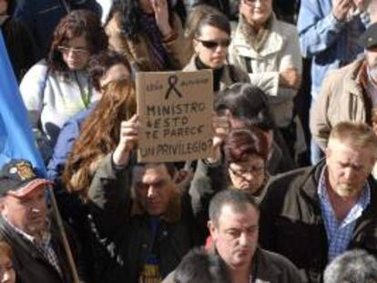 Cientos de vecinos se concentran en Pola de Gordón (León) donde hoy se vive la primera de las tres jornadas de luto por los seis mineros fallecidos ayer en un accidente en el Pozo Emilio del Valle en Llombrera de Gordón (León), en el que además otros cinco resultaron heridos.