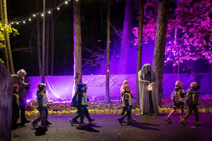 Un grupo de niños camina por un parque durante la celebración de Halloween en Vilna (Lituania). 