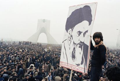 Un manifestante sujeta un retrato del ayatolá Jomeini, un oscuro clérigo a quien el Sha envió al exilio y que, primero desde la ciudad iraquí de Nayaf y luego desde París, logró convertirse en el símbolo de la revolución que se gestaba. Sus sermones, difundidos a través de cintas de casete, prepararon el terreno no sólo para el cambio de régimen, sino para una forma de gobierno, la "república islámica", que no tenía precedentes.