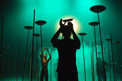 Uno de los números del espectáculo <i>Nebbia </i>que el Cirque Éloize ofrece en el Teatro Compac Gran Vía.