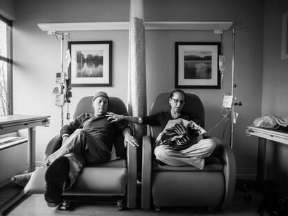 Howie habla de sus «dos sillas» en la sala de oncología donde reciben el tratamiento de quimioterapia semanal. Howie y Laurel llevan casados 34 años. Greenwich, Connecticut, enero de 2013. De la exposición 'La huella familiar'